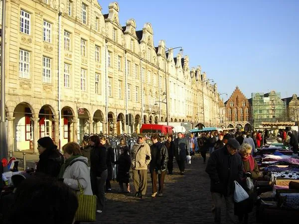 La Grand'Place d'Arras un jour de marché