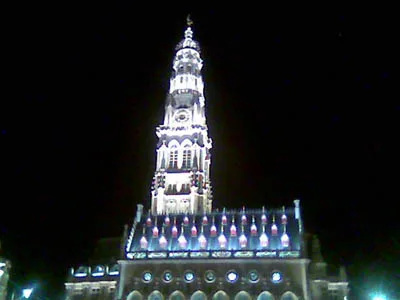 Le beffroi d'Arras illuminé la nuit
