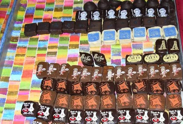 Chocolats artisanaux sur un marché gourmand