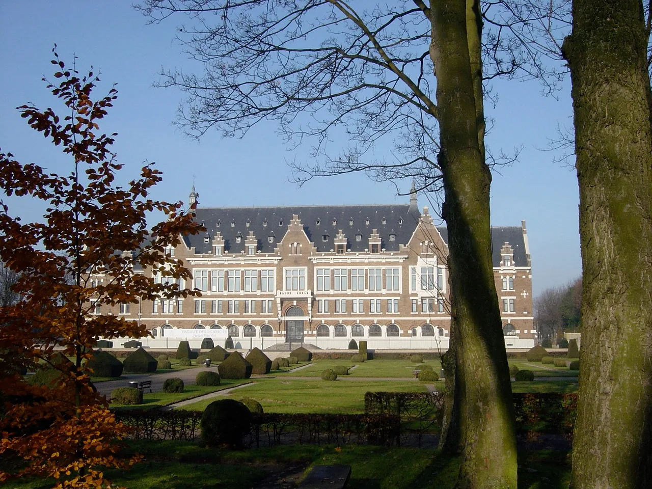Les Grands Bureaux vus à travers les arbres du parc