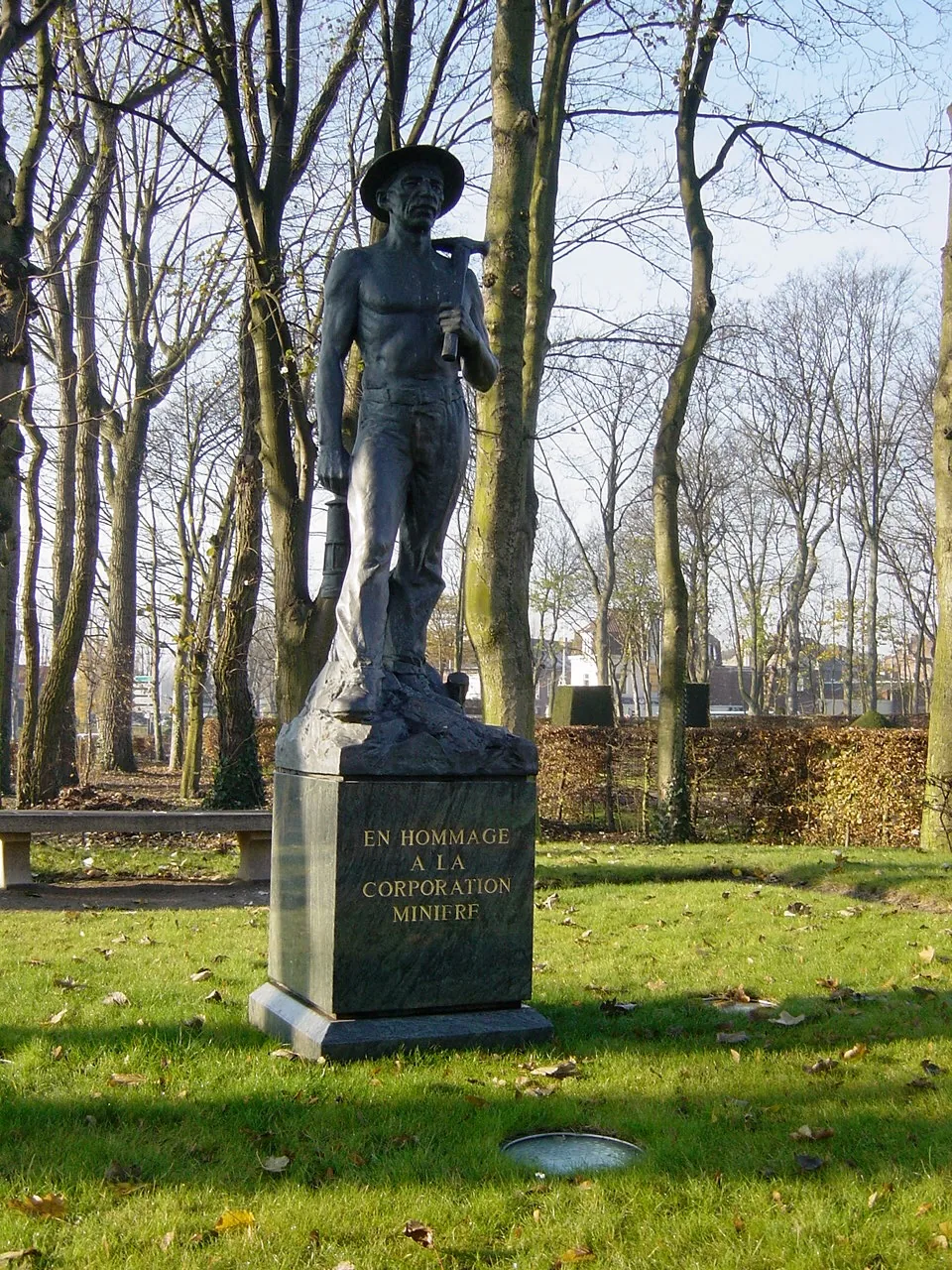 Statue de mineur en bronze dans le parc des Grands Bureaux