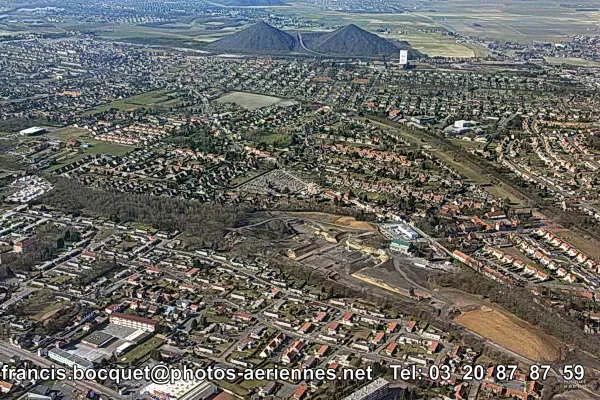 Vue aérienne du chantier du Louvre-Lens en mars 2010, avec les terrils jumeaux du 11/19 au fond