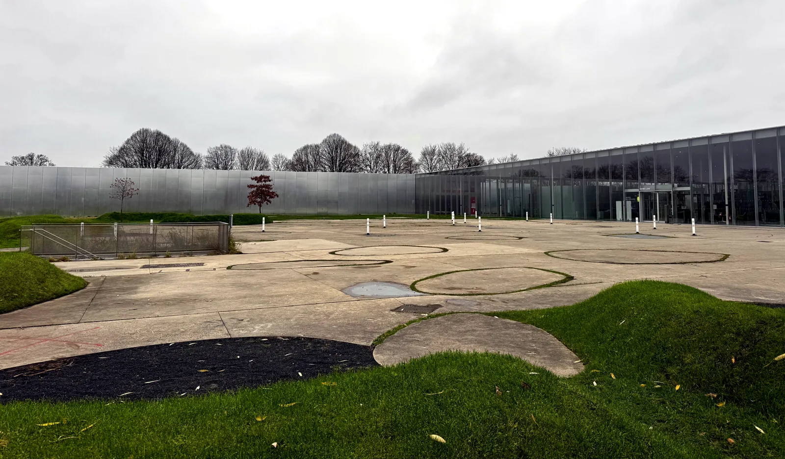 Le Louvre-Lens et son parvis en 2024