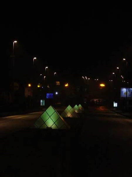 Pyramide lumineuse verte sur la chaussée à Liévin