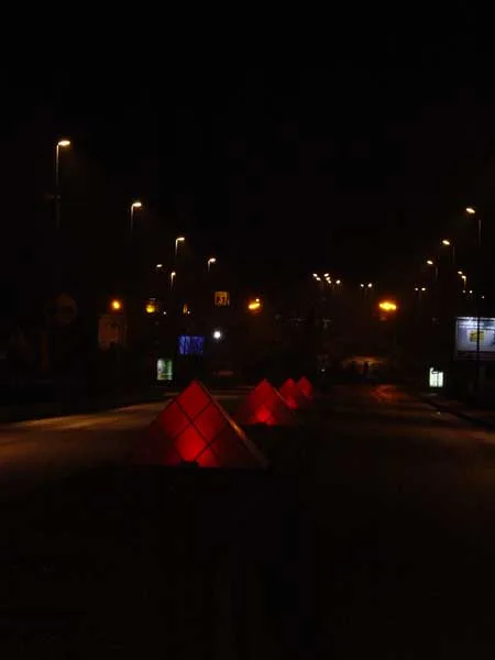 Pyramides lumineuses rouges à Liévin