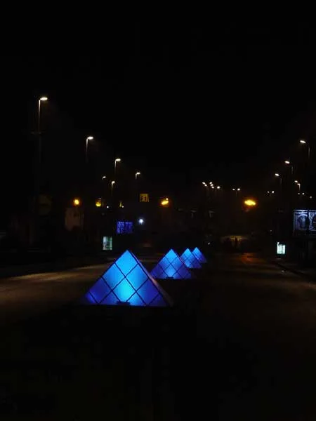 Pyramides lumineuses bleues à Liévin