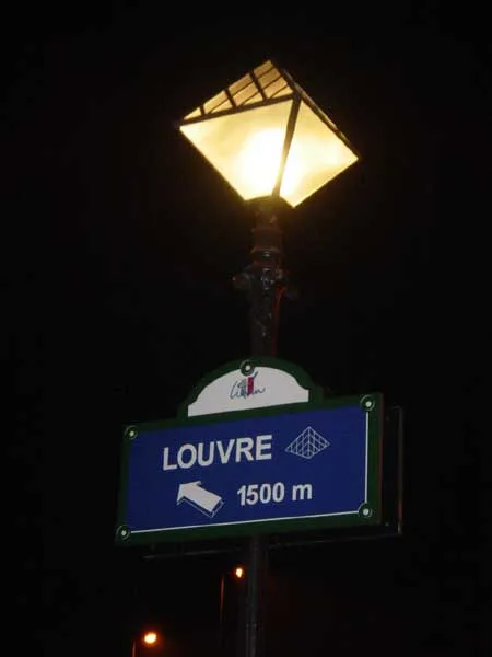 Panneau Louvre 1500 m sous un réverbère à Liévin, la nuit