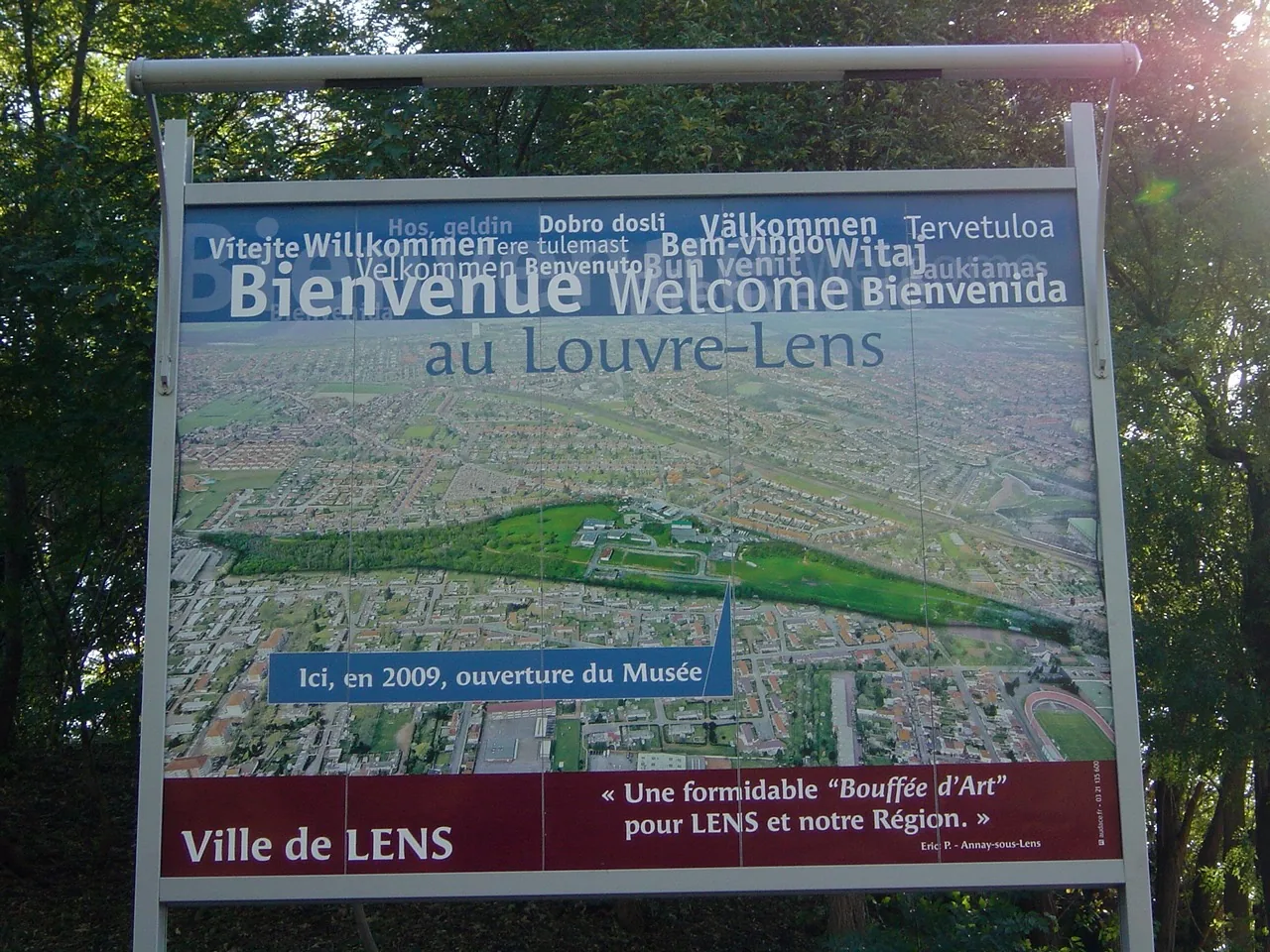 Panneau d'accueil sur le terrain du futur Louvre-Lens, 2005