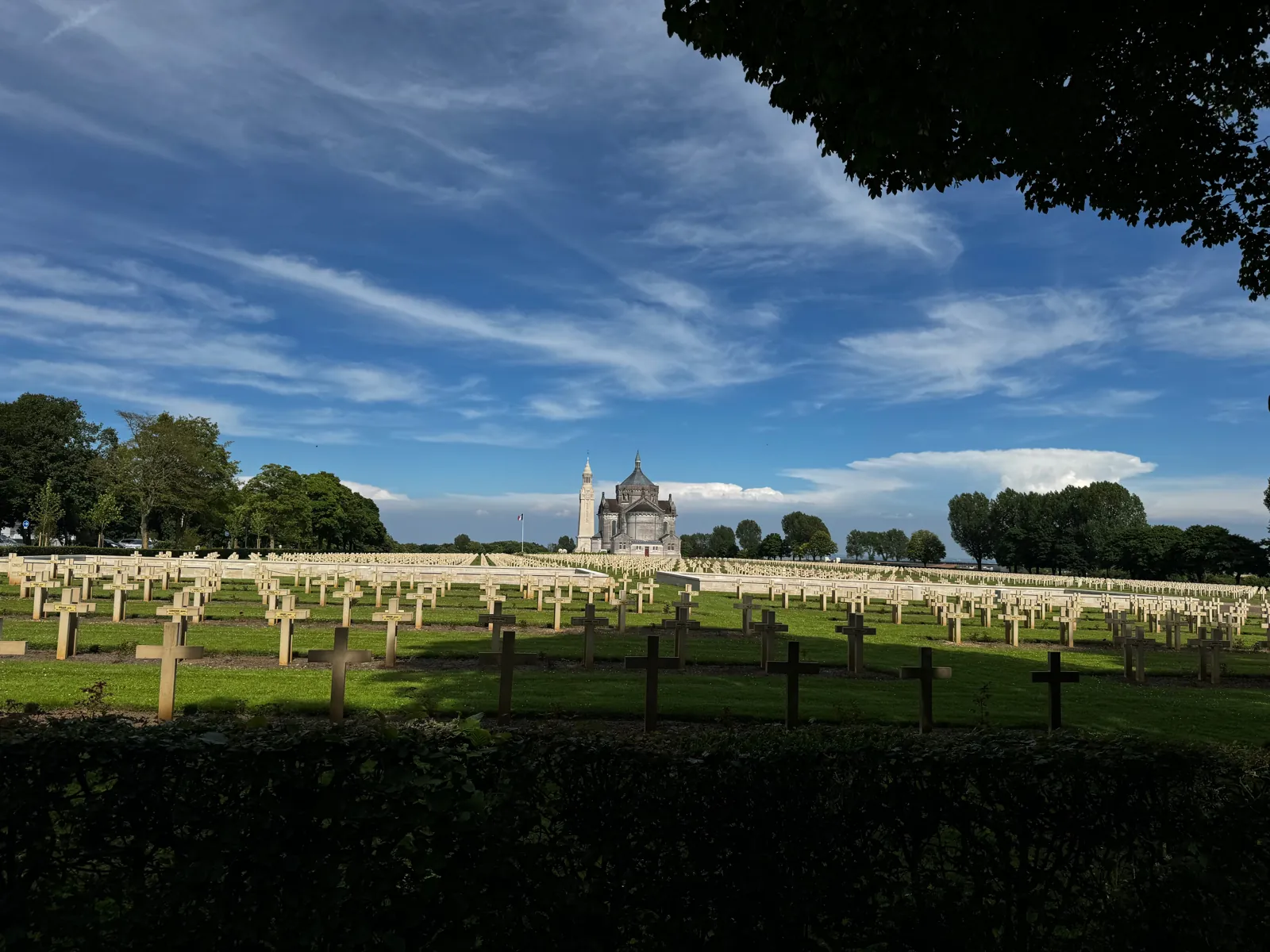 Rangées de croix de la nécropole nationale sous un ciel bleu