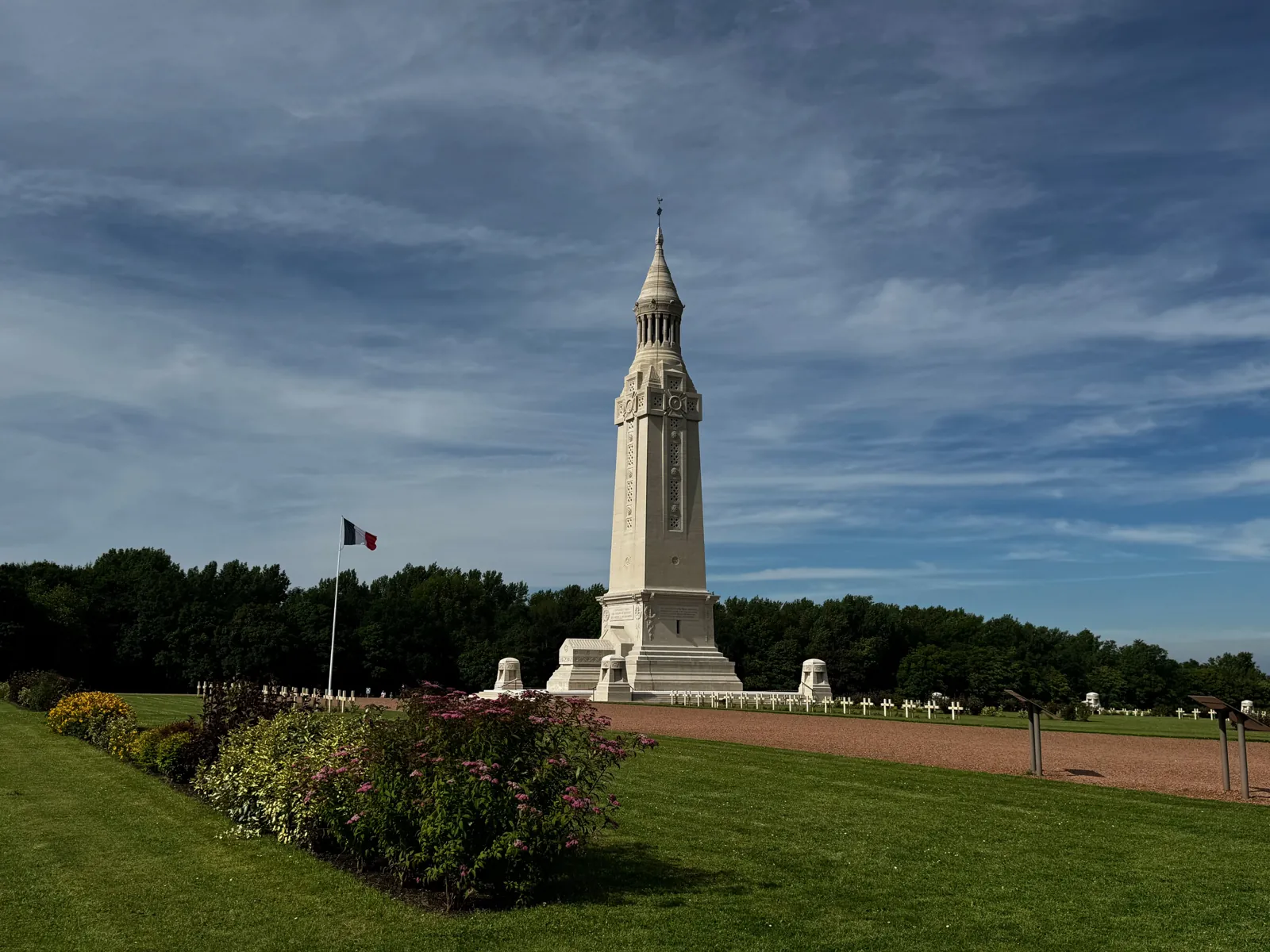 La tour-lanterne de 52 mètres et le drapeau français