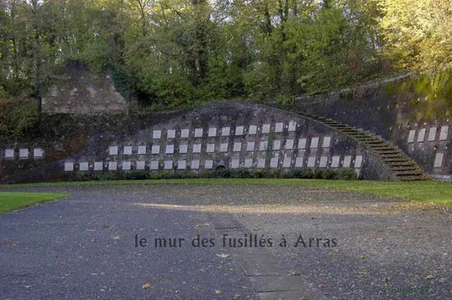 Le mur des fusillés de la citadelle d'Arras, avec ses plaques nominatives