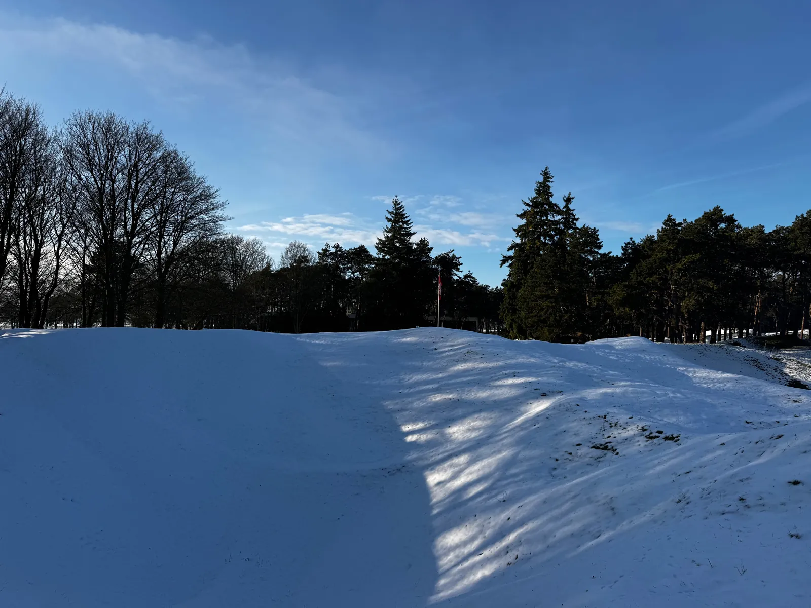 Bords de cratères enneigés sous un ciel bleu