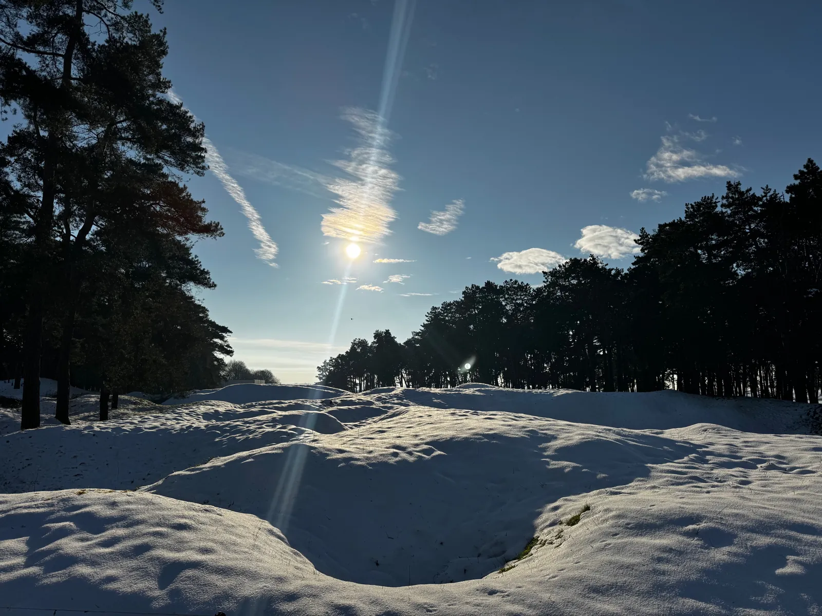 Cratère enneigé à contre-jour
