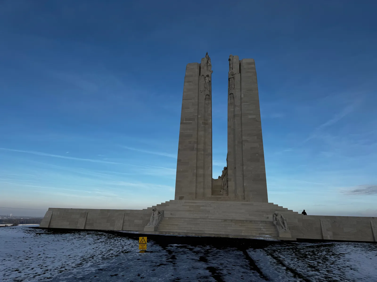 Le mémorial de Vimy sous la neige, vu de l'arrière