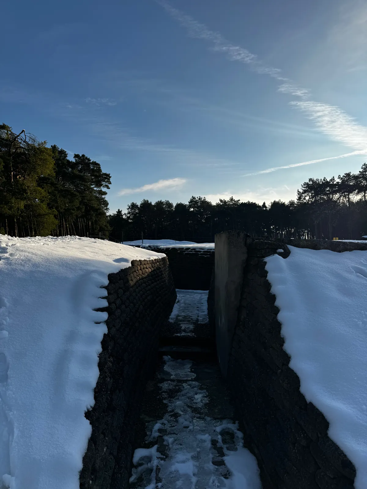 Tranchée étroite entre deux murs de sacs de sable