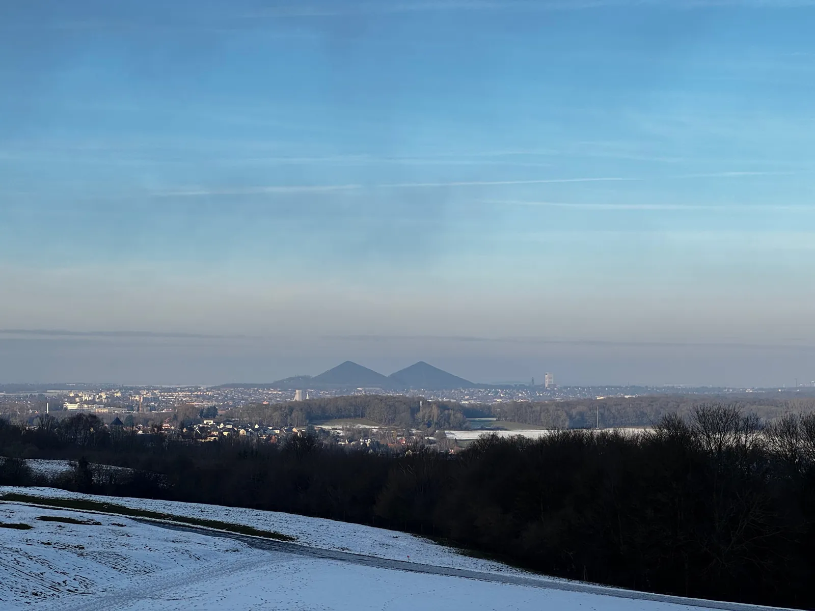Vue depuis la crête de Vimy vers le bassin minier et les terrils jumeaux