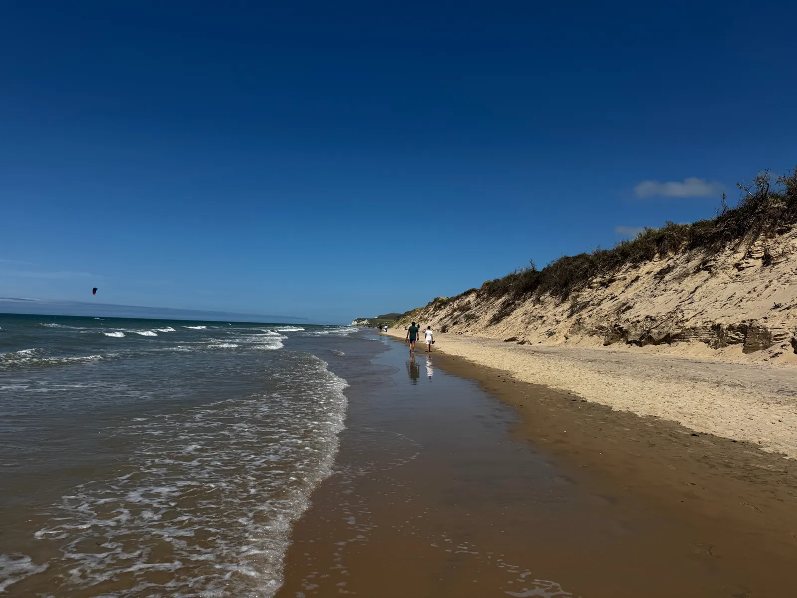 Dunes et vagues sur la plage de Wissant