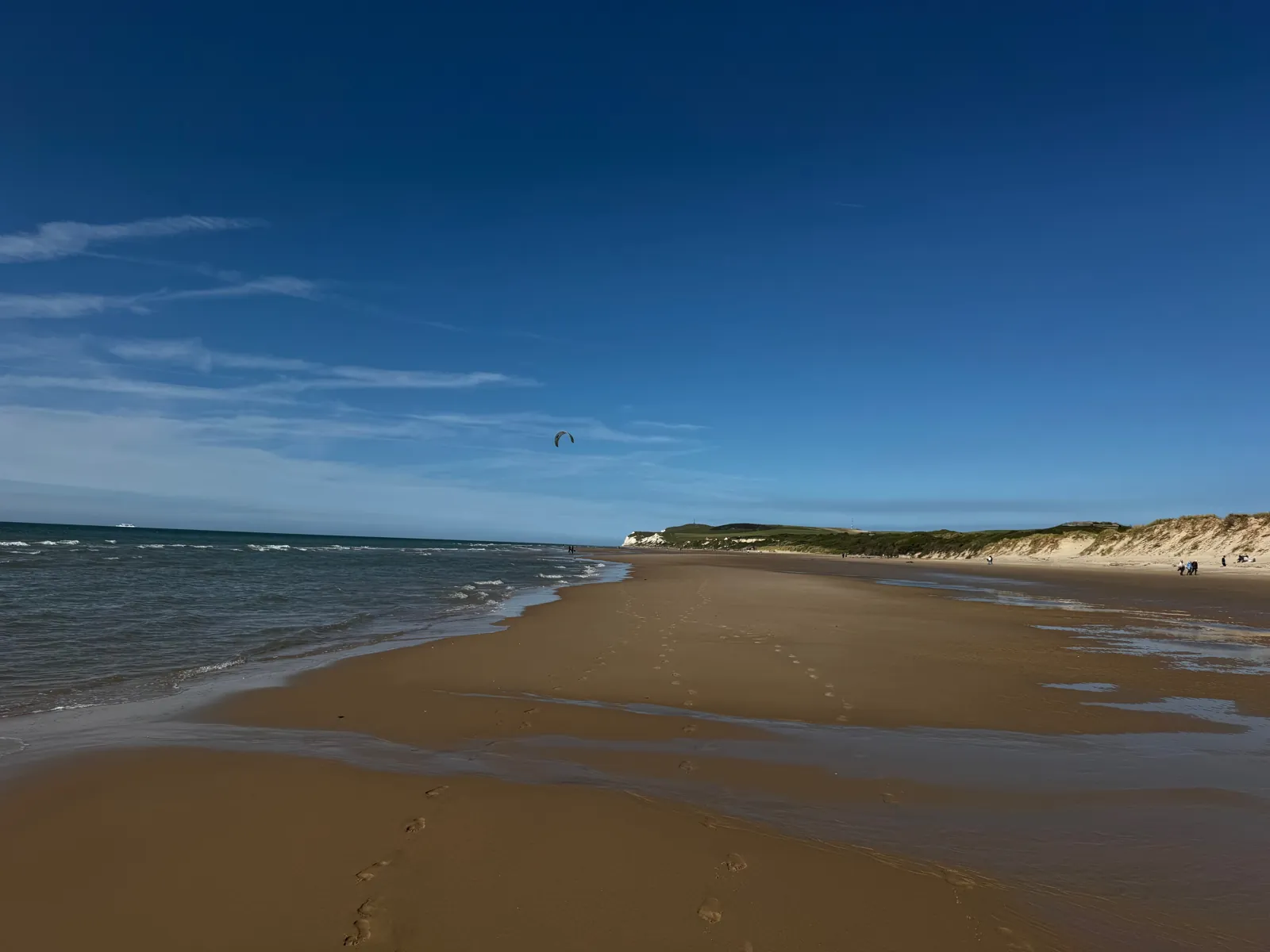 Grande plage de Wissant à marée basse sous un ciel bleu