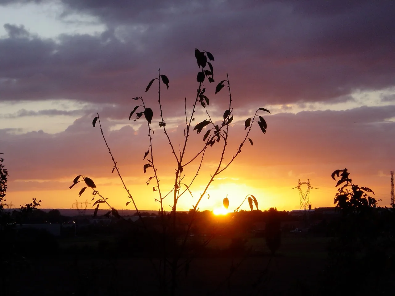 Coucher de soleil orangé au pied des terrils