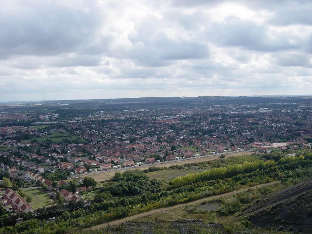 Lens et ses cités vues depuis le sommet du terril